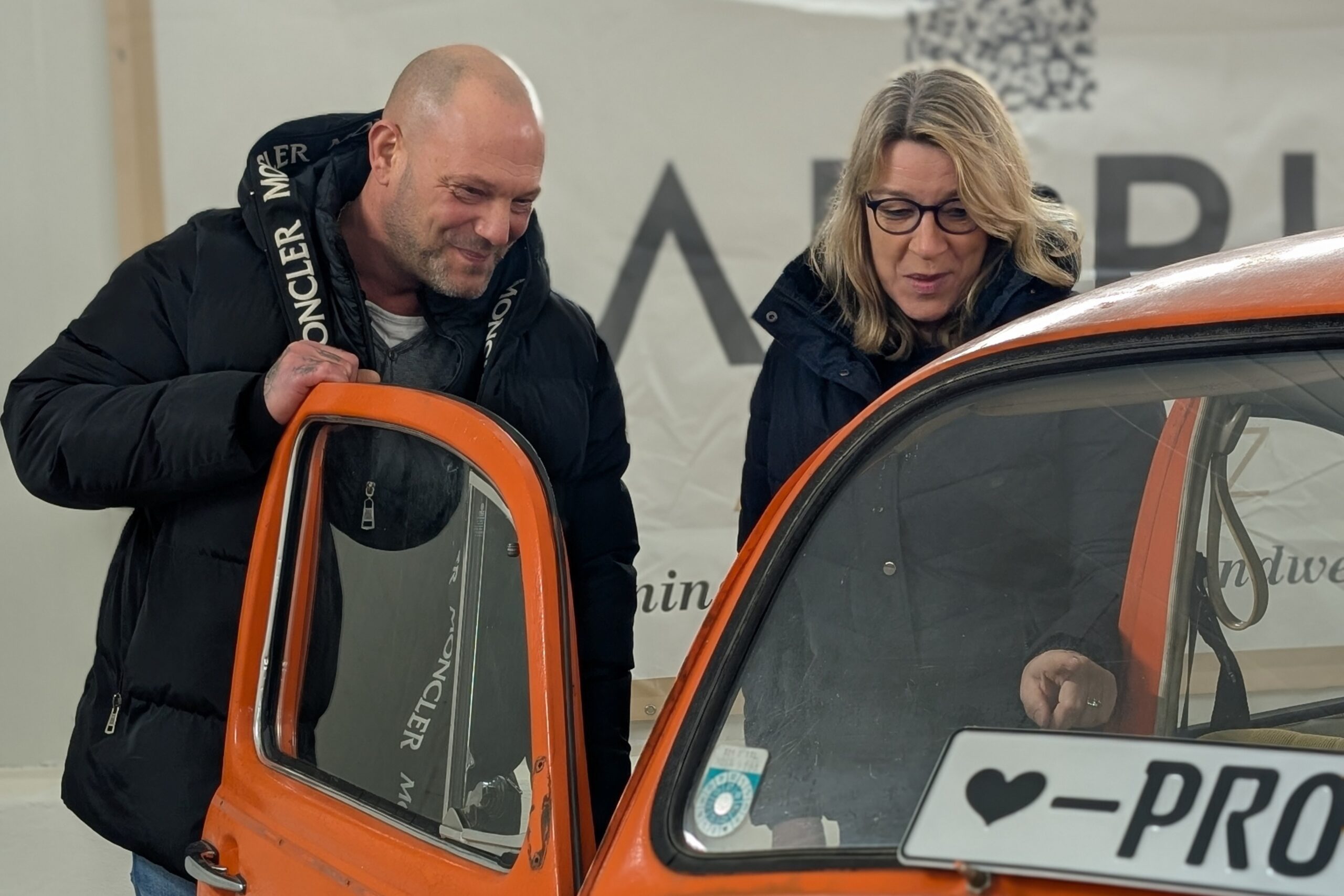 Oliver Reiter, Geschäftsführer des Campus am Harz, begutachtet mit Andrea Zimmermann den 75er VW-Käfer.