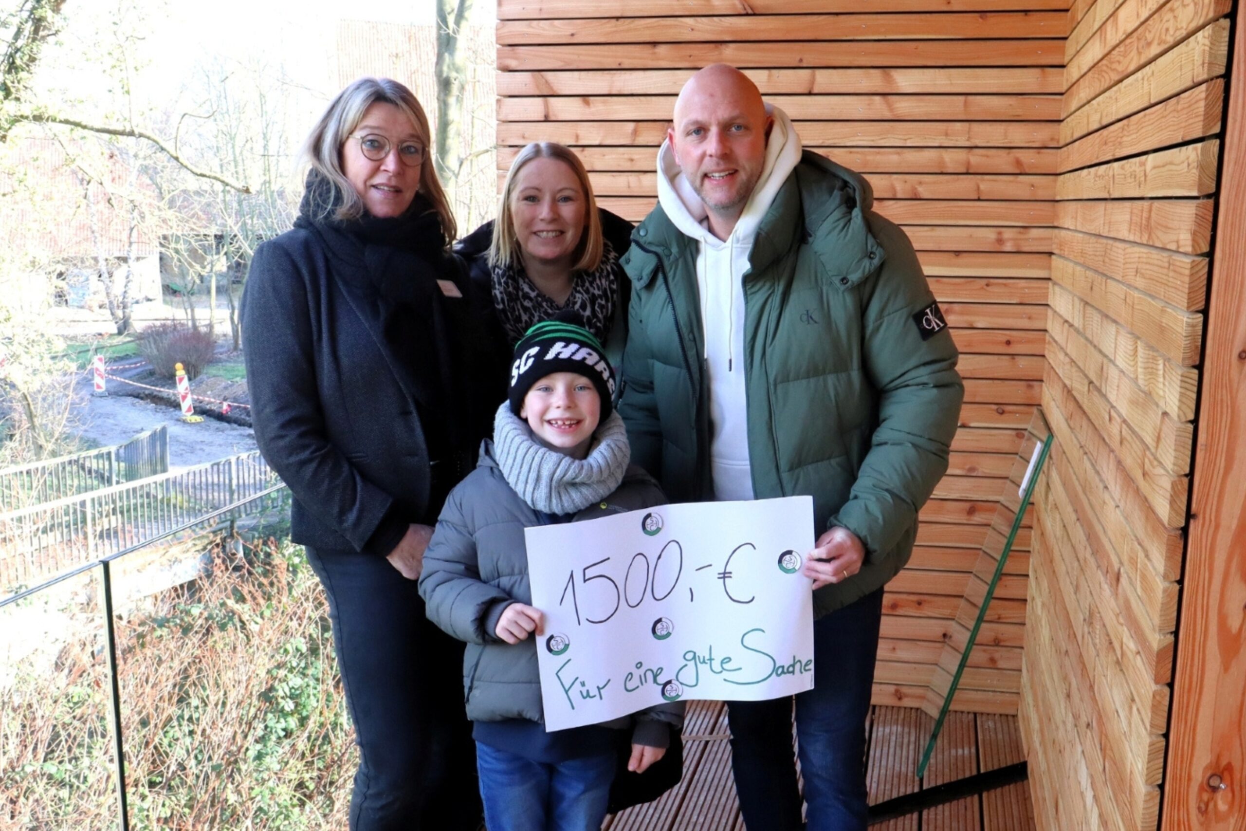 Maike Salchow von HomeCare HIldesheim, ihr Mann Sven Salchow, Vorstandsmitglied des SC Harsum, und Sohn Jasper, der in der G-Jugend des Vereins spielt, überreichen der Einrichtungsleitung des Michaelis Hospizes Andrea Zimmermann (li.) die Spende in Höhe von 1.500 Euro. Foto: Caritasverband für Stadt und Landkreis Hildesheim e.V.