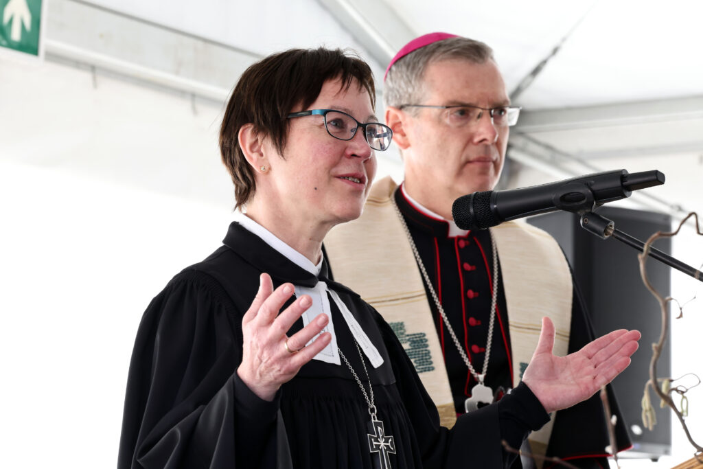 Regionalbischöfin Dr. Adelheid Ruck-Schröder und Bischof Dr. Heiner Wilmer SCJ stellten gemeinsam die Räumlichkeiten des Michaelis Hospizes mit Bibelversen und Weihwasser unter Gottes Segen. Foto: Moras 