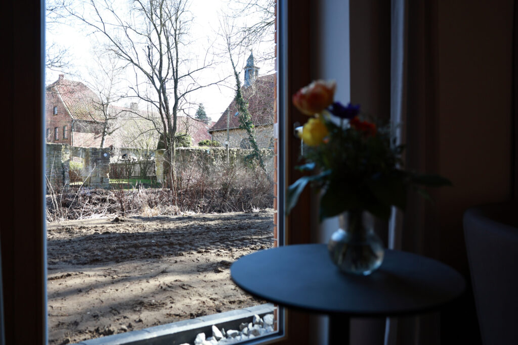 "Eingebettet in das historische Ensemble von Gut Steuerwald und das umliegende Naturschutzgebiet, verbindet das Michaelis Hospiz Ruhe, Geborgenheit und Stadtnähe", so Oberbürgermeister Dr. Ingo Meyer. Foto: Moras