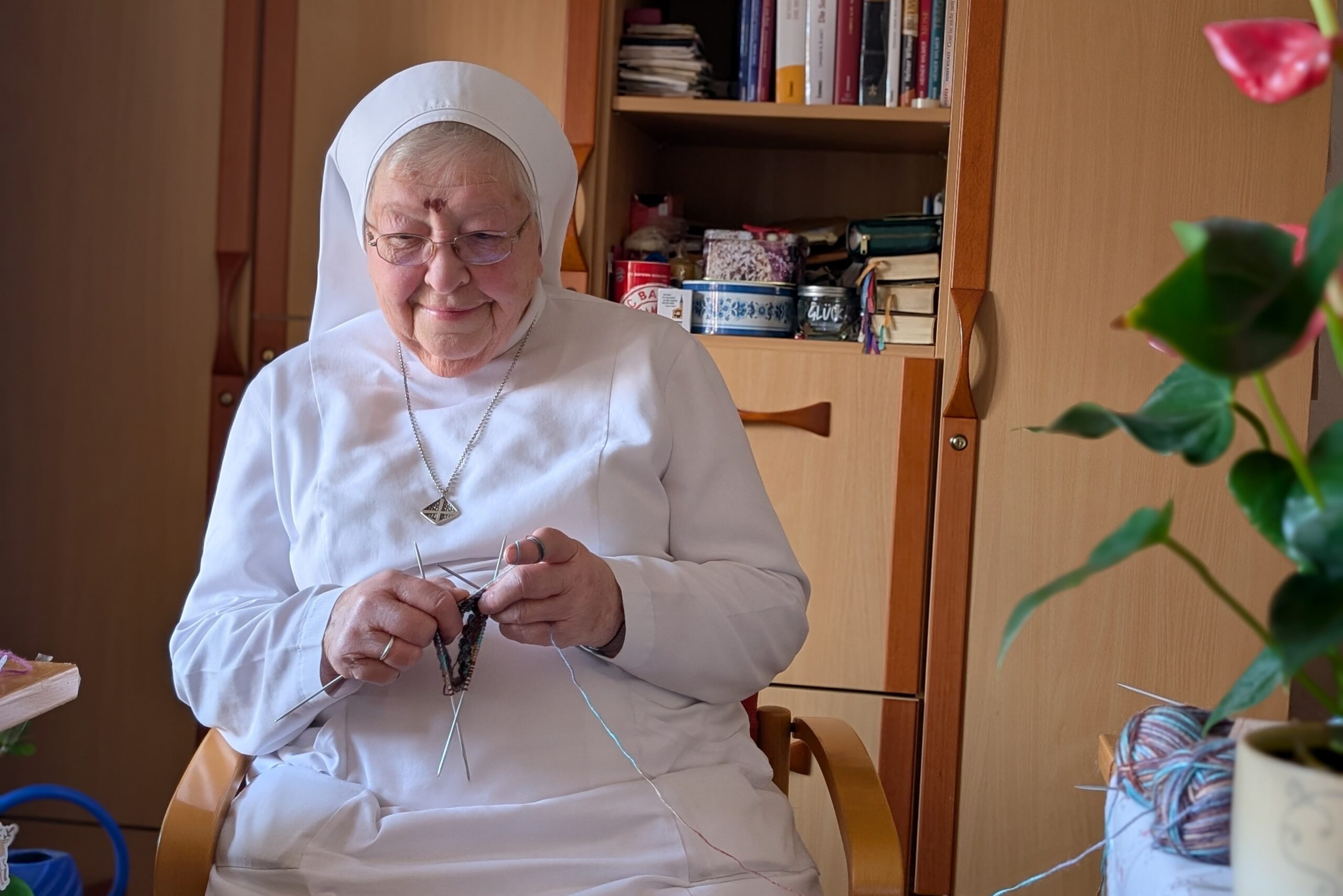 Seit 45 Jahren engagiert sich Schwester M. Benitia Schmidt (85) mit Handarbeiten für den guten Zweck. Jetzt kommen ihre selbst gestrickten Socken dem neugebauten Michaelis Hospiz zu Gute. Foto: Balzer / Vinzentinerinnen Hildesheim